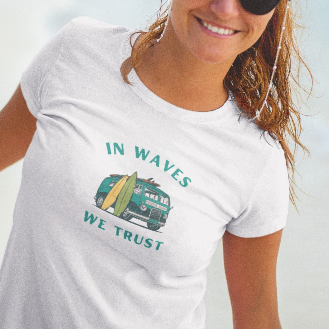 In waves we trust, Women's Tee